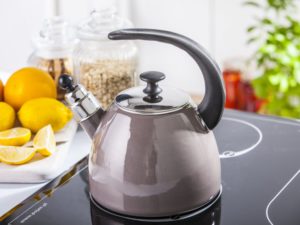 Czajnik na indukcję emaliowany z gwizdkiem Silesia Rybnik 2,5 L taupe