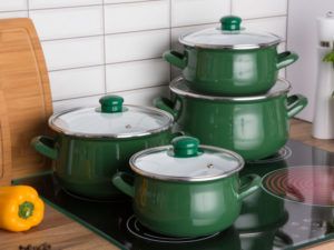 Zestaw garnków emaliowanych Silesia Rybnik na gaz i indukcję Klara ze szklanymi pokrywkami zielony